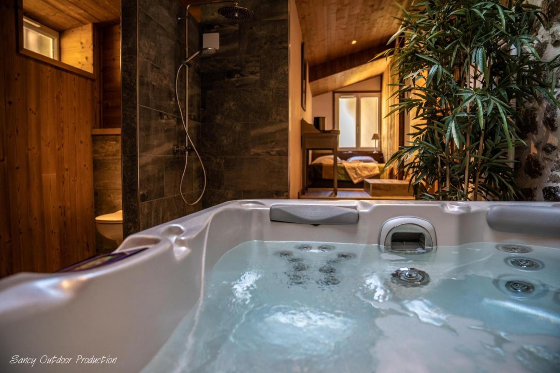 Le Rivalet Hotel Montaigut-le-Blanc  Buitenkant foto