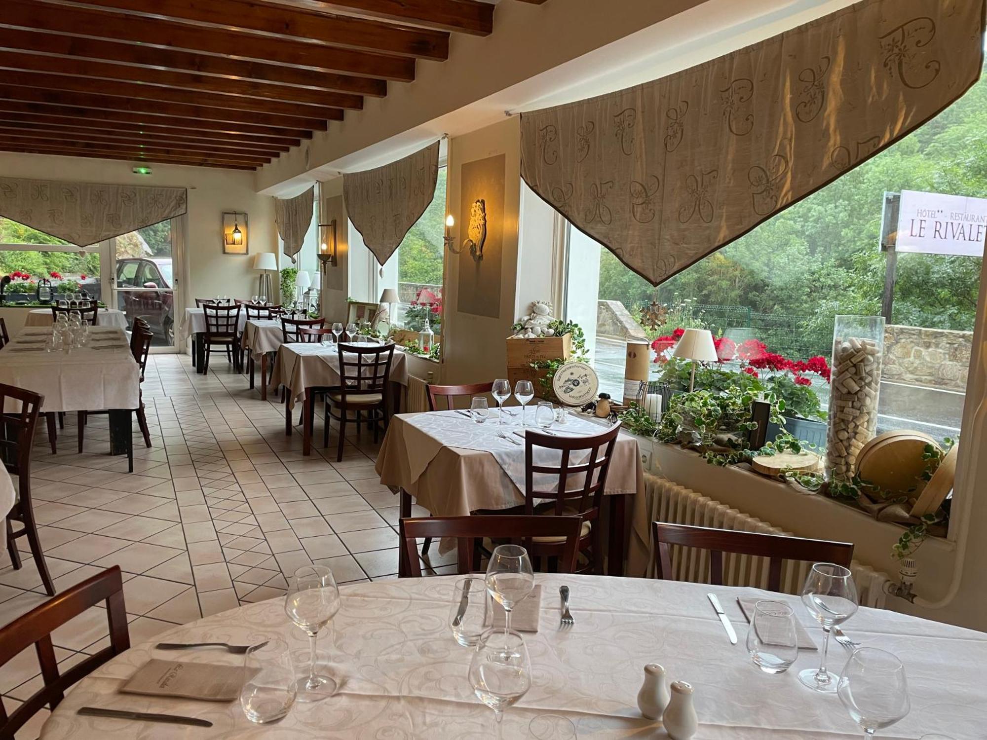 Le Rivalet Hotel Montaigut-le-Blanc  Buitenkant foto